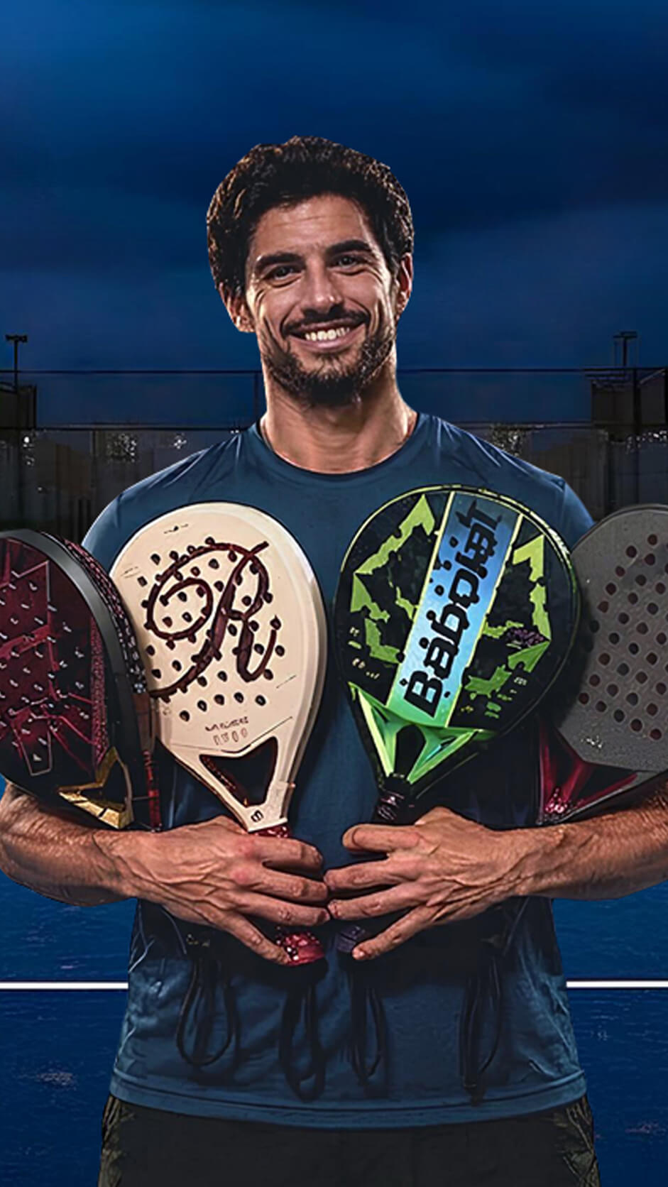 Giocatore di padel con racchette professionali