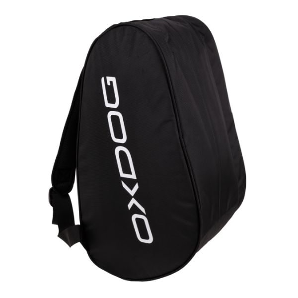 Borsone Oxdog Ultra Tour Padel di colore nero. In posizione verticale laterale. Nel lato visibile figura il logo oxdog bianco