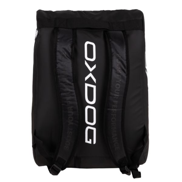 Borsone Oxdog Ultra Tour Pro per racchette da padel di colore bianco e nero. In posizione verticale con ripresa dello schienale. Mostra brettelle nere e logo bianco oxdog nello schienale nero.